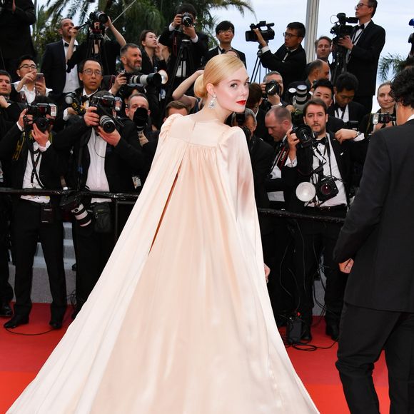 Elle Fanning usou vestido Gucci em tom suave com capa dramática