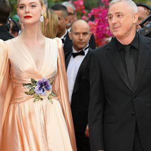 Elle Fanning usou vestido com babados em camadas e volume estratégico