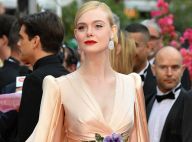 Elle Fanning esbanja sofisticação com vestido fluido e capa em look em tom suave