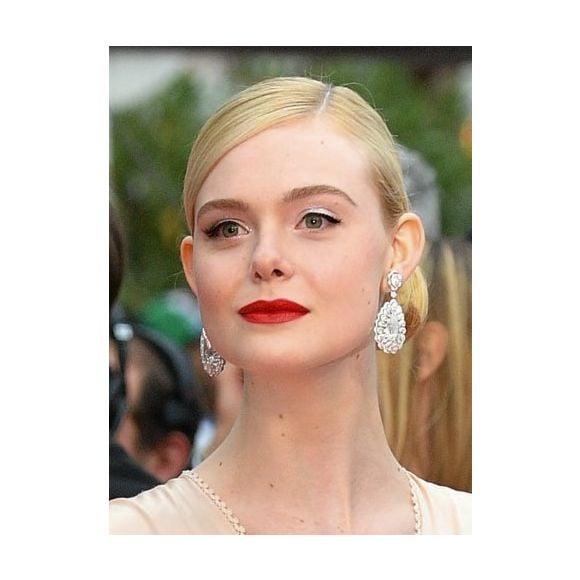 Elle Fanning usou sombra prata na pálpebra e batom vermelho