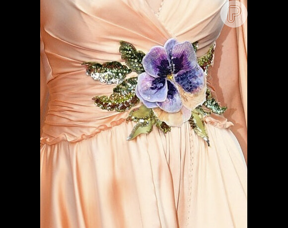Elle Fanning usou bordado em 3d no centro do vestido em camadas Gucci