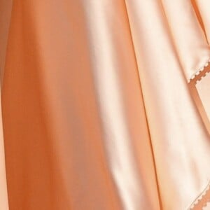 Elle Fanning usou vestido todo em camadas assimétricas em festival em Cannes