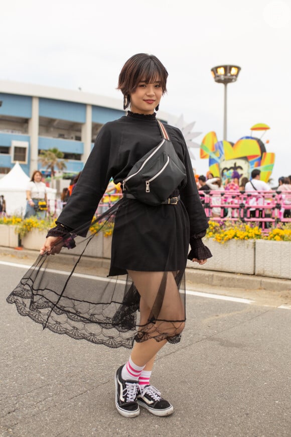 Uma saia de tule pode ser usada por cima do vestido preto básico para transformá-lo em uma peça de festa