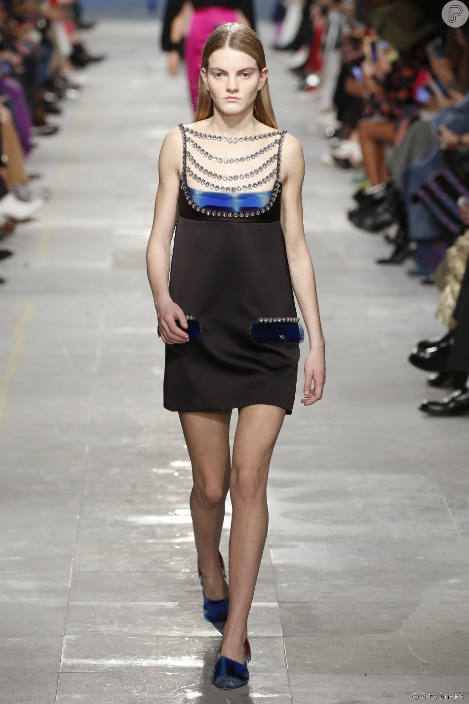 vestido tubinho com coturno