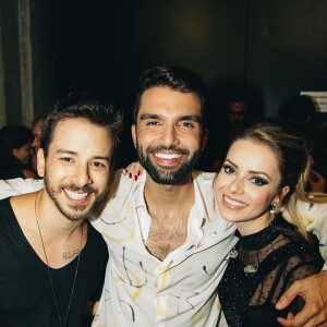 Cantora, em foto com Junior e Silva, usou maquiagem em tons de preto nos olhos, deixando o olhar bem marcante