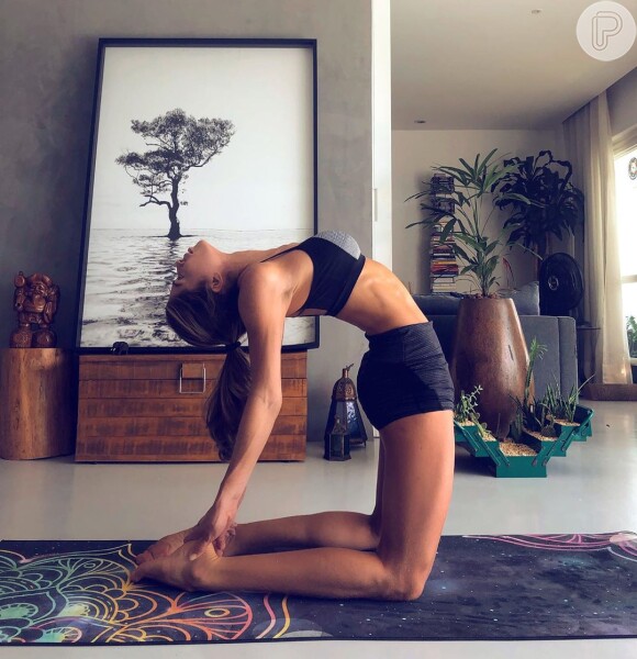 Grazi Massafera explica porquê pratica yoga. 'Não consigo relaxar a mente'