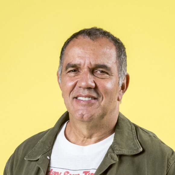 Herculano (Humberto Martins) fica revoltado porque Janaína (Dira Paes) desconfia dele na novela 'Verão 90'