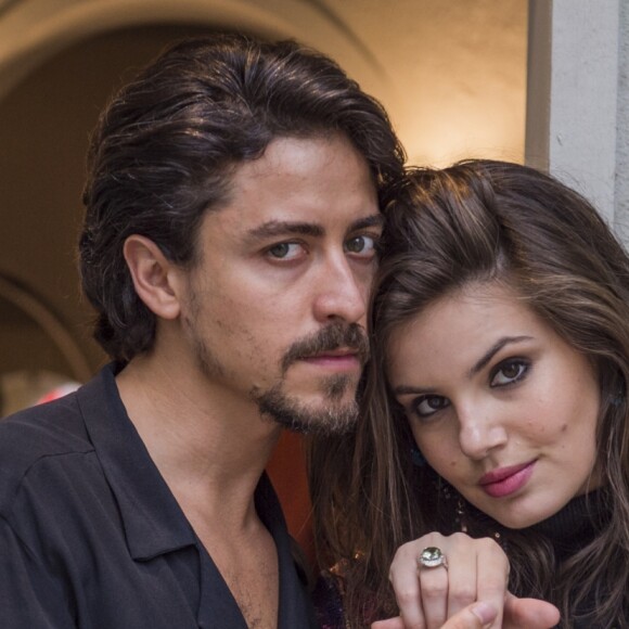 Vanessa (Camila Queiroz) e Jerônimo (Jesuíta Barbosa) comemoram término de Janína (Dira Paes) e Herculano (Humberto Martins) na novela 'Verão 90'