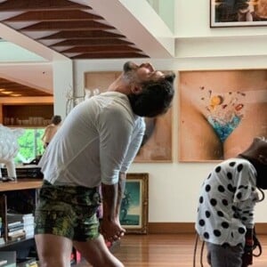 Giovanna Ewbank derreteu-se em foto de Títi fazendo yoga com Bruno Gagliasso