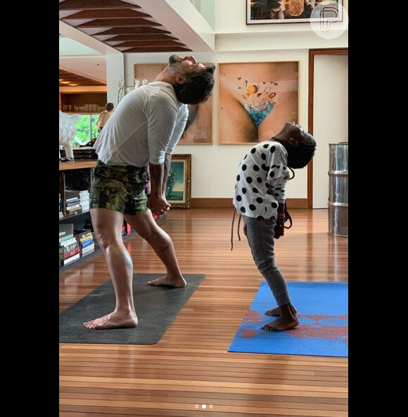 Giovanna Ewbank derreteu-se em foto de Títi fazendo yoga com Bruno Gagliasso