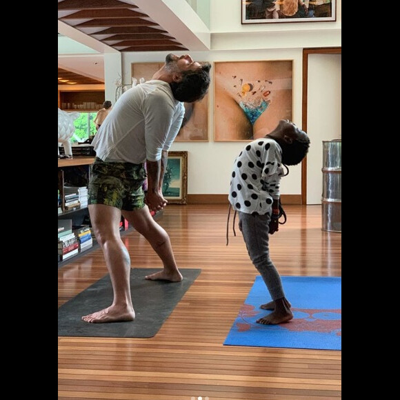 Giovanna Ewbank derreteu-se em foto de Títi fazendo yoga com Bruno Gagliasso