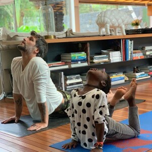 Giovanna Ewbank flagrou Bruno Gagliasso praticando yoga com Títi