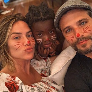 Giovanna Ewbank e Bruno Gagliasso posam de coelhinho com Títi