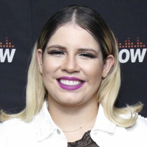 Marilia Mendonça usa make com batom roxo em look de sábado