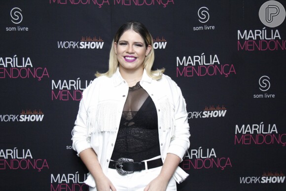 Marilia Mendonça usa make com batom roxo em look de sábado