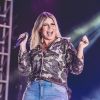 Marilia Mendonça aposta em calça jeans com blusa preta brilhosa em show em Minas Gerais neste domingo, dia 19 de maio de 2019