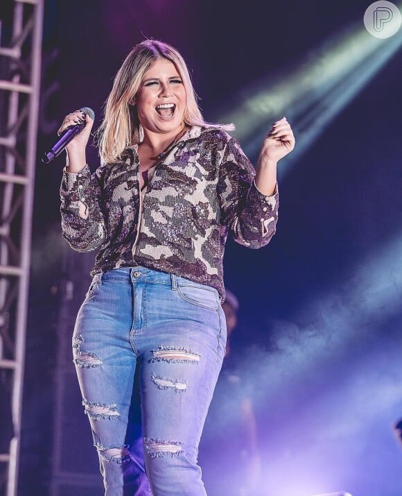Marilia Mendonça aposta em calça jeans com blusa preta brilhosa em show em Minas Gerais neste domingo, dia 19 de maio de 2019