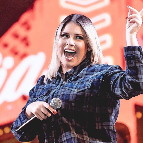 Marilia Mendonça elege calça preta justa com blusa quadriculada em show nesta sexta-feira, dia 17 de maio de 2019