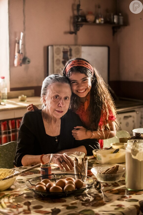Quando criança, Maria da Paz (Mirella Sabarense) aprendeu a fazer bolos com a avó, Dulce (Fernanda Montenegro)