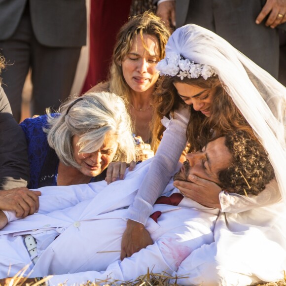 Maria da Paz (Juliana Paes) fica desesperada ao ver Amadeu (Marcos Palmeira) baleado no casamento
