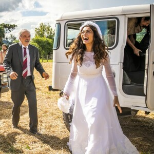 Em 'A Dona do Pedaço', Maria da Paz (Juliana Paes) ficou animada ao chegar na igreja no dia do casamento