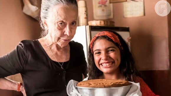 Maria da Paz (Juliana Paes), ainda criança, vai aprender com a avó, Dulce (Fernanda Montenegro) a fazer bolos, na novela 'A Dona do Pedaço'.