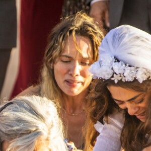 No dia do casamento de Maria da Paz (Juliana Paes) e Amadeu (Marcos Palmeira), ele vai levar um tiro no altar  na novela 'A Dona do Pedaço'.