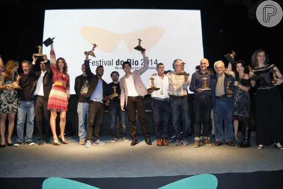 Os premiados exibem seus troféus pelo Festival do Rio 2014