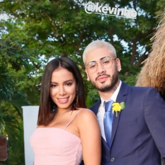 Padrinhos, Kevinho posa com Anitta em casamento de Carlinhos Maia e Lucas Guimarães