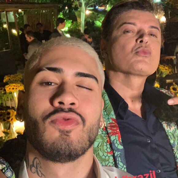 Kevinho posa com David Brazil em festa de casamento de Carlinhos Maia e Lucas Guimarães