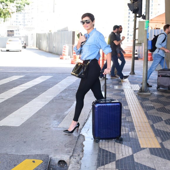 Deborah Secco deu tchauzinho para os paparazzi ao desembarcar em aeroporto em Congonhas