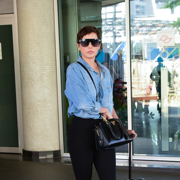 Deborah Secco usa acessórios grifados em aerolook estiloso!