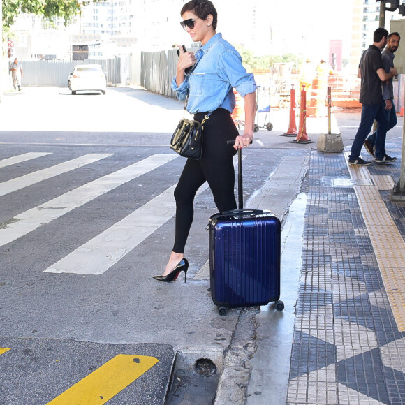 Deborah Secco desembarca no Rio de Janeiro e aposta no mix legging, jeans e salto alto. Que tal o aerolook da atriz?