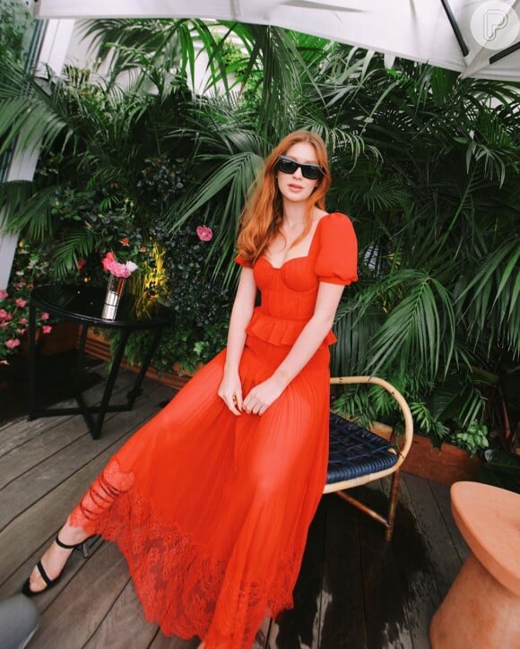 Marina Ruy Barbosa usou sandálias com amarração no look romântico vermelho