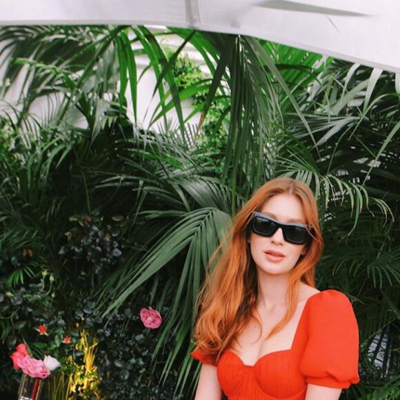 Marina Ruy Barbosa usou sandálias com amarração no look romântico vermelho