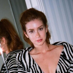 Marina Ruy Barbosa também surgiu com animal print de zebra em Cannes