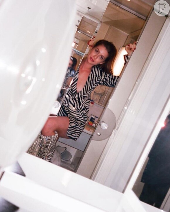 Marina Ruy Barbosa posou descontraída com bota e casaco zebrado em Cannes
