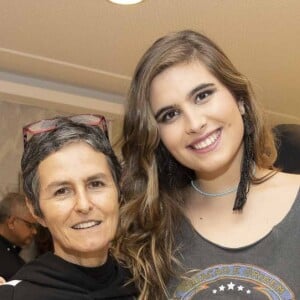 Filha de Claudia Abreu, Maria posou com a diretor Bia Lessa