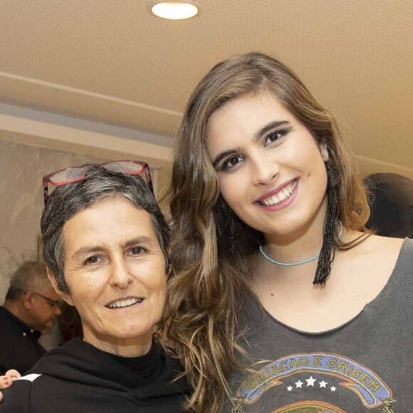 Filha de Claudia Abreu, Maria posou com a diretor Bia Lessa