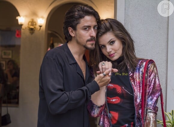  Vanessa (Camila Queiroz) vai aceitar a oferta de Jerônimo (Jesuita Barbosa) para causar a separação de Dandara (Dandara Mariana) e Quinzinho (Caio Paduan) na novela 'Verão 90'. 