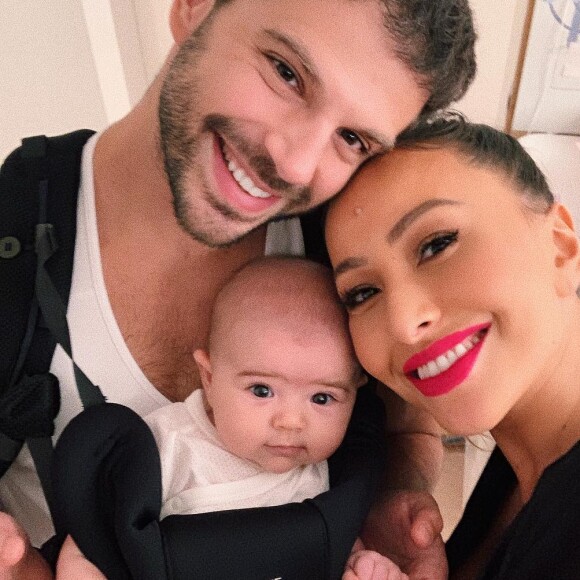 Sabrina Sato e Duda Nagle alimentam a filha, Zoe, com abacate