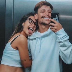 Saulo Poncio foi flagrado deixando uma balada em Florianópolis acompanhado de duas mulheres