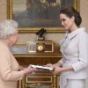 Angelina Jolie ´é homenageada pela Rainha Elizabeth II