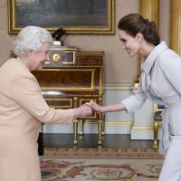 Angelina Jolie recebe medalha de Dama Honorária das mãos de rainha Elizabeth II