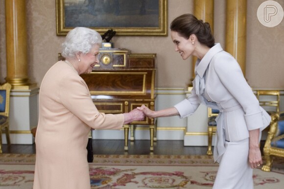 Angelina Jolie recebe a medalha de Dama Honorária de Rainha Elizabeth II, em Londres, na Inglaterra, em 10 de outubro de 2014