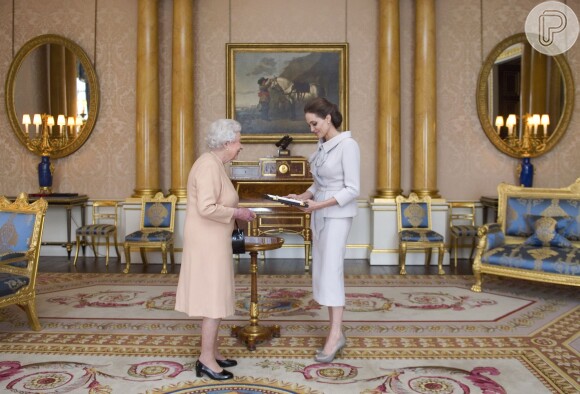 Angelina Jolie se encontra com Rainha Elizabeth II no Palácio de Buckingham, em Londres, na Inglaterra