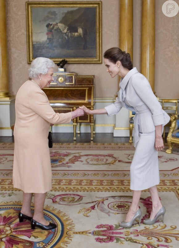 Angelina Jolie cumprimenta a Rainha Elizabeth II