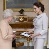 Angelina Jolie segura sua medalha de honra