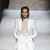 Max Mara cruise 2020: conjuntinho all white com saia, blusa transparente e blazer com ombreira e bordados em 3d