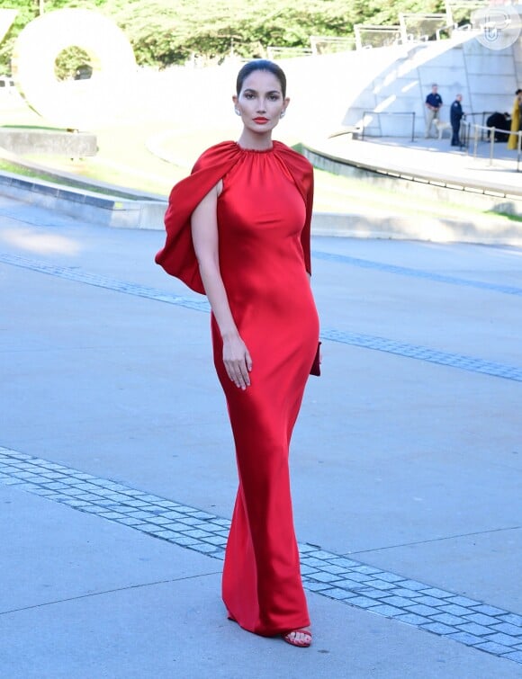 Também de vestido vermelho, a modelo Lily Aldridge apostou no modelo longo com capa